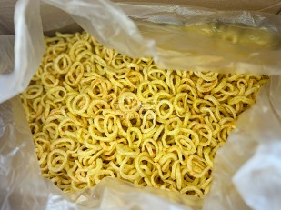 Мучные полоски ФИОЛЕТОВЫЕ со вкусом острых куриных крылышек 76 гр: Луковые кольца 