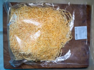 Фрайчизы со вкусом салями (100 гр.): Сырный продукт ФЕРМЕРСКИЙ паутинка с паприкой